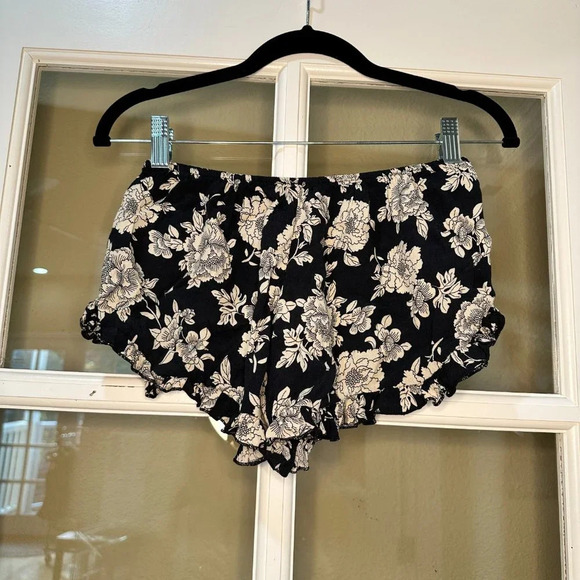 BRANDY MELVILLE Black Floral Ruffle Shorts - one size - Picture 4 of 5
